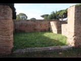 02539 ostia - regio v - insula vii - sede degli augustali (v,vii,1-2) - via degli augustali - 2. laden re vom eingang - bli ri westen - 01-2024.jpg